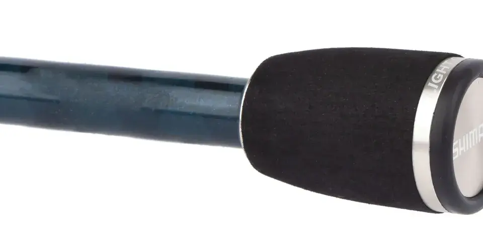 Granatowy, błyszczący **soare** wędki Shimano z czarnym, miękkim uchwytem i metalowym zakończeniem.