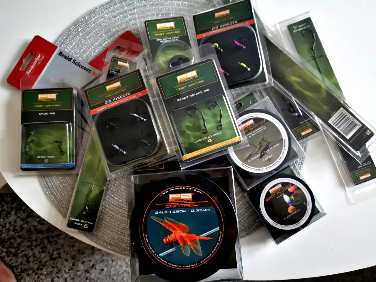 Zestaw akcesoriów karpiowych: żyłka 0.35mm, przypony Chod Rig, Zig Insects, Ronnie Rig. Idealna żyłka na karpia 20 kg to podstawa udanego połowu.