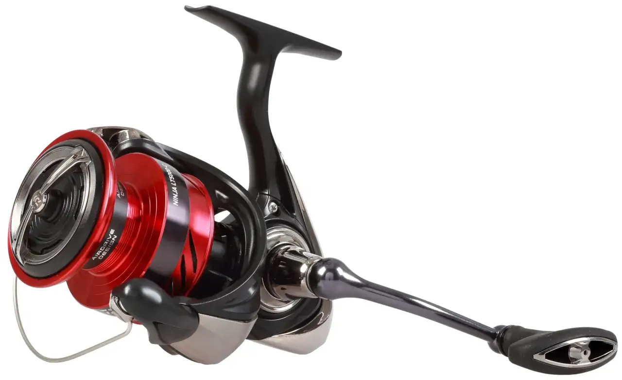 Elegancki, czerwono-czarny kołowrotek spinningowy Daiwa Ninja LT 5000-C, idealny do łowienia sumów.