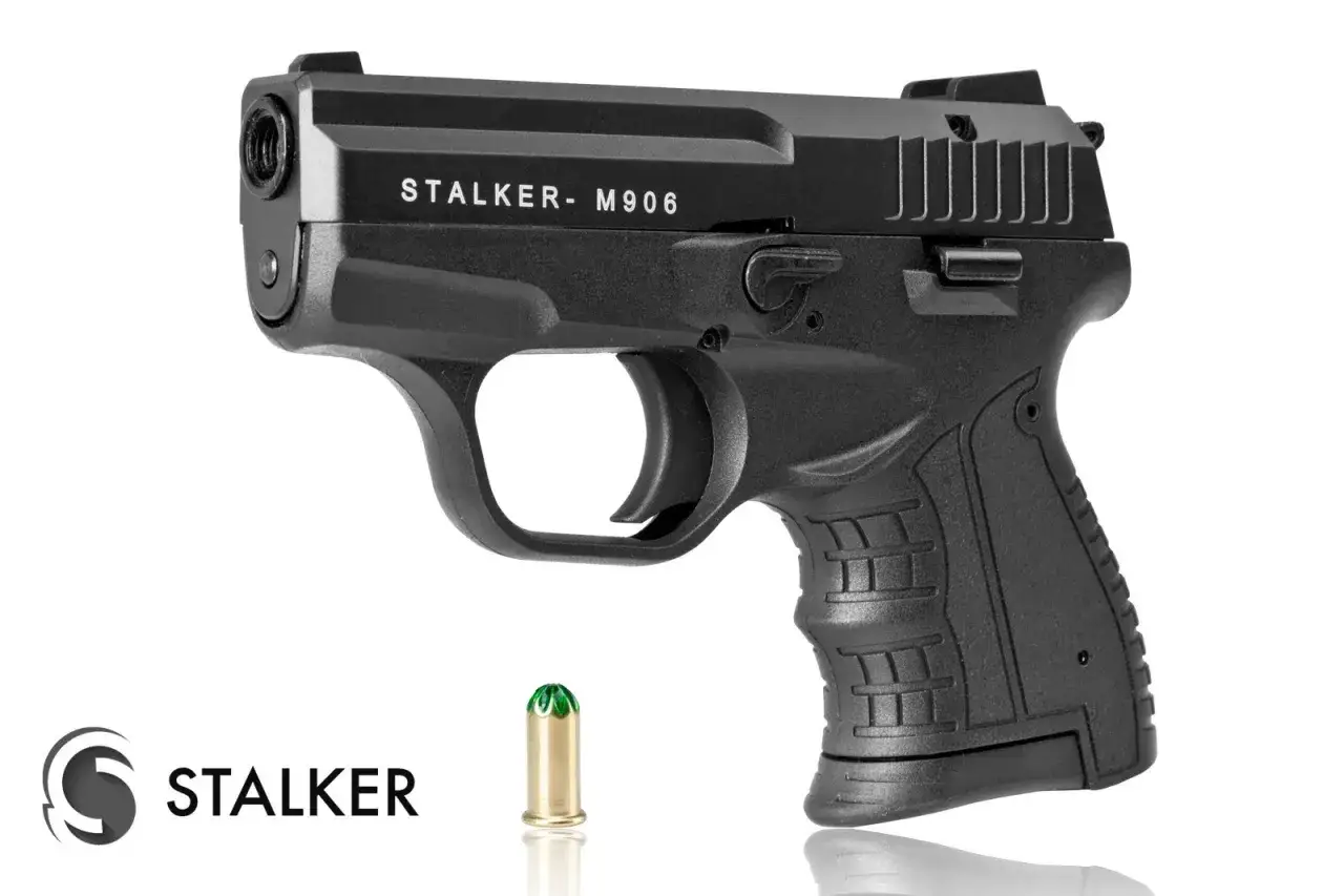 Czarny pistolet Stalker M906 wycofany z produkcji, obok nabój.