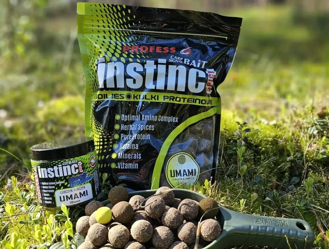 Najskuteczniejsze kulki proteinowe na karpia Instinct Umami. Zestaw zawiera opakowanie i słoiczek z przynętami, gotowymi do łowienia.