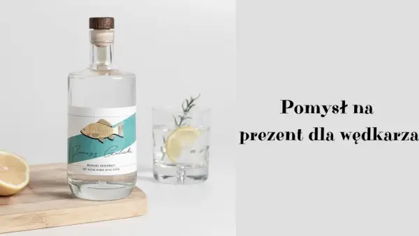 Elegancka butelka z etykietą "Janusz Galicki" i złotą rybką. Idealny pomysł na prezent dla wędkarza, by każda rybka była złota.